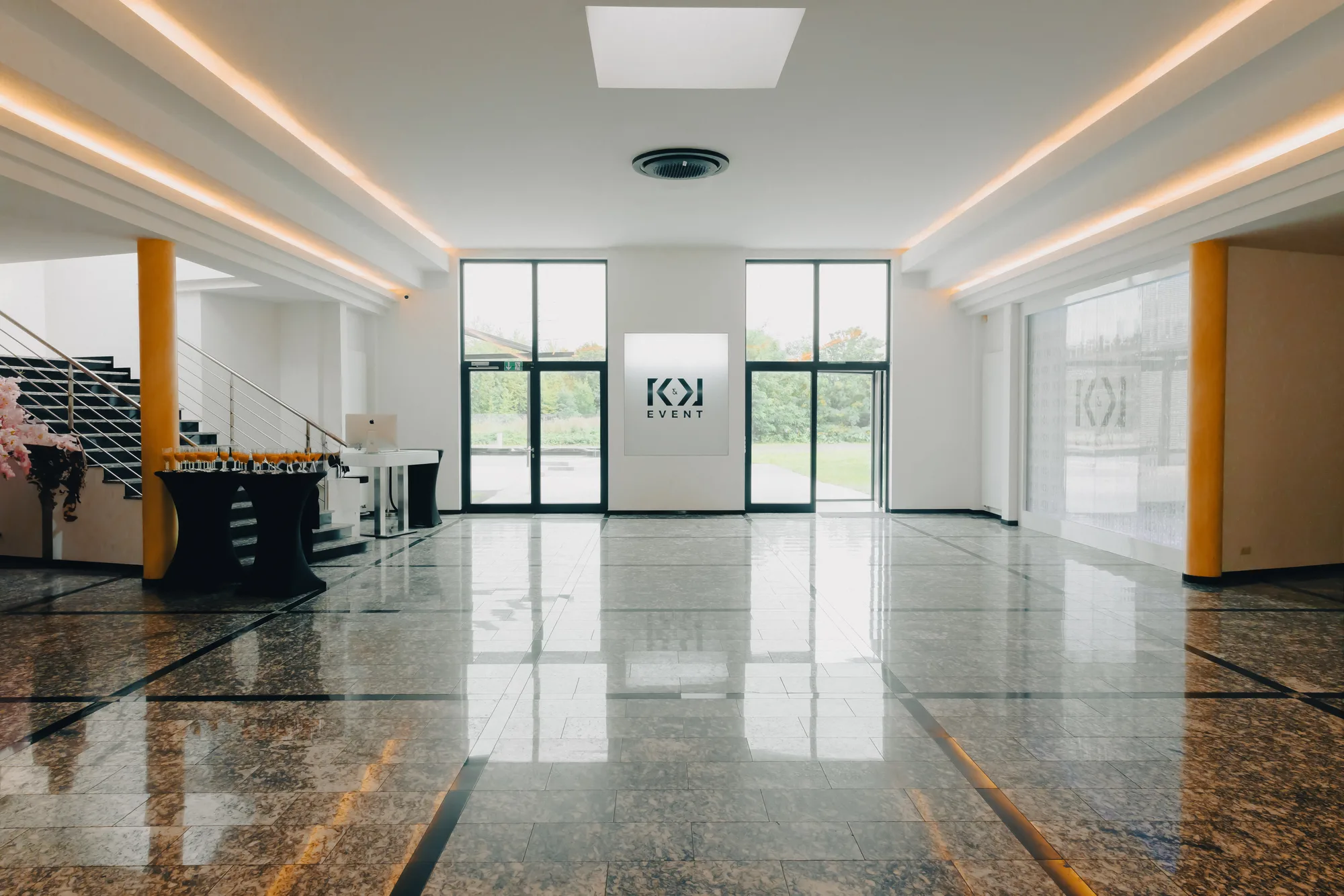 Großzügiges Foyer der K&K Event Location mit hochwertigem Granitboden