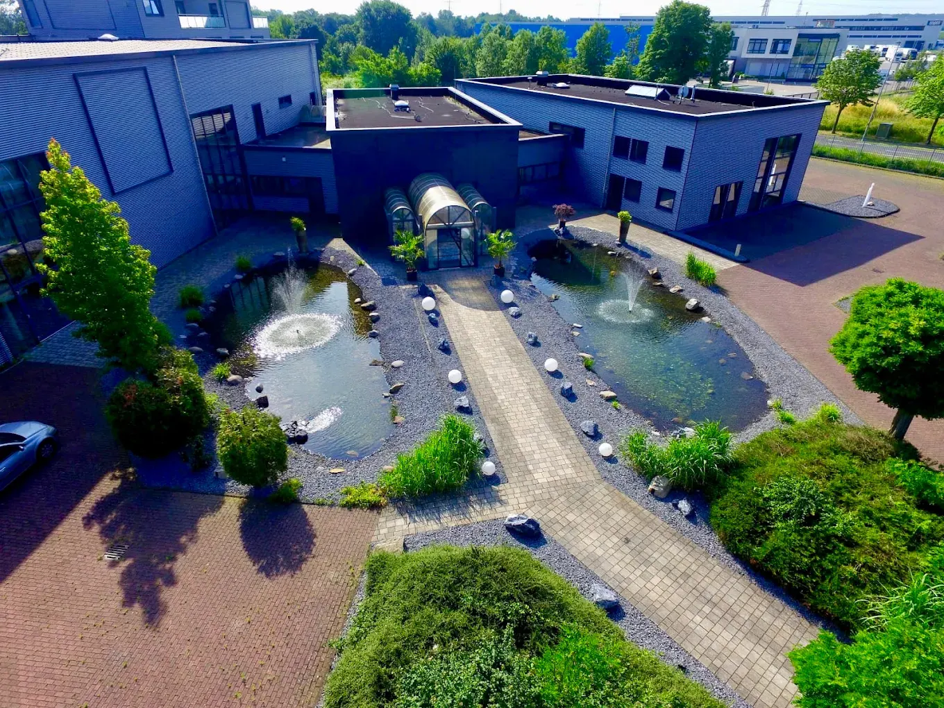 Luftaufnahme der Eventlocation Wesseling mit Teichanlage und Parkplätzen