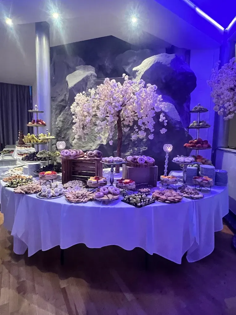 Candy-Bar mit Süßigkeiten und Blumendekoration für Hochzeiten und Feiern
