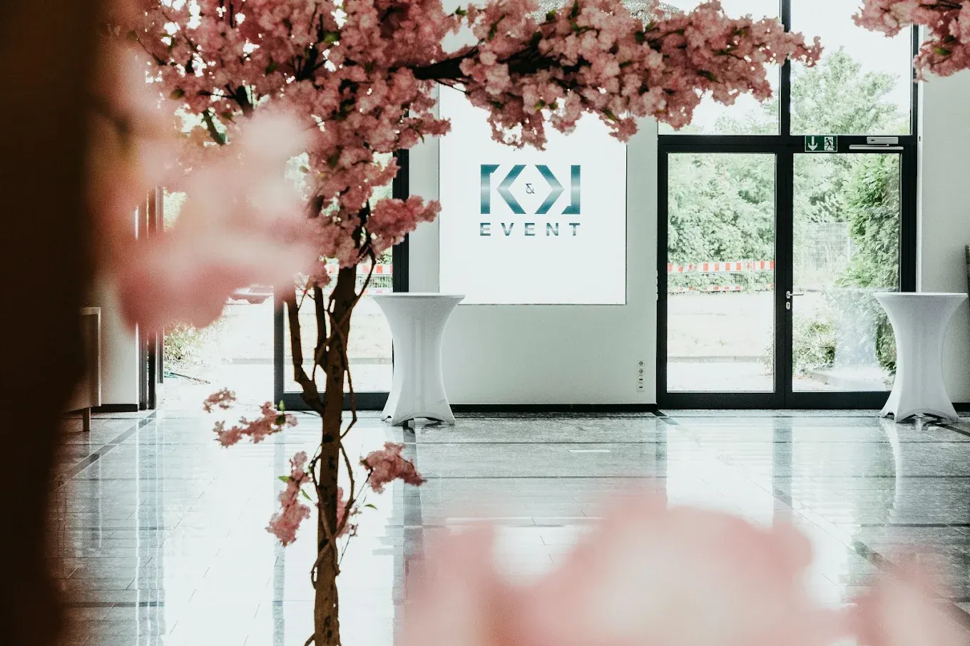 Kirschblütendekoration vor der K&K Event Fotowand im Eingangsbereich