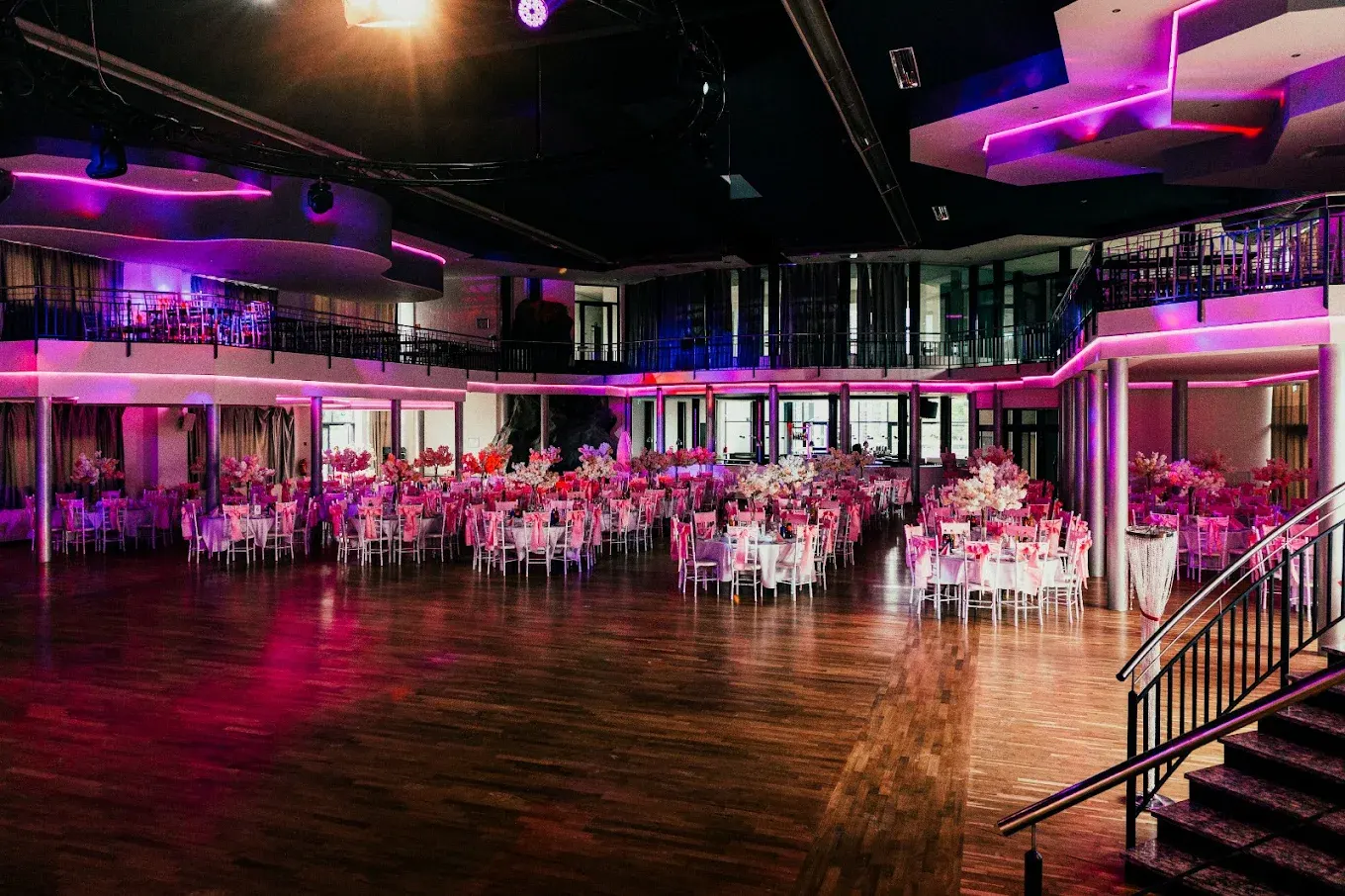 Hochzeitssaal mit großer Tanzfläche, Galerie und stimmungsvoller Beleuchtung