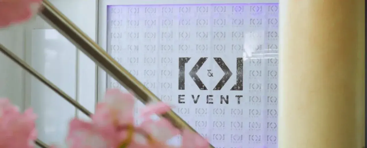 Wasserwand mit K&K Event Branding als stilvolles Dekorations-Detail