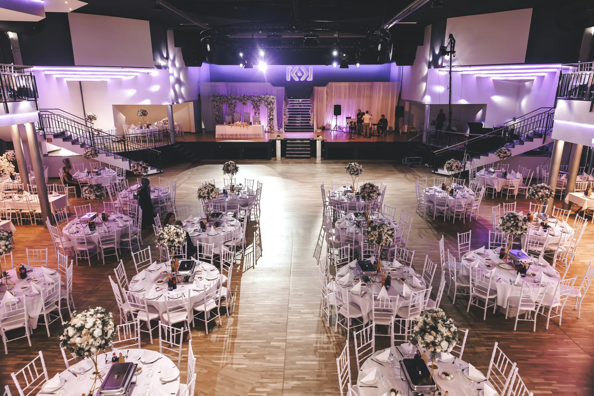 Großer Festsaal der K&K Event Location mit Blick auf die Bühne und Tanzfläche